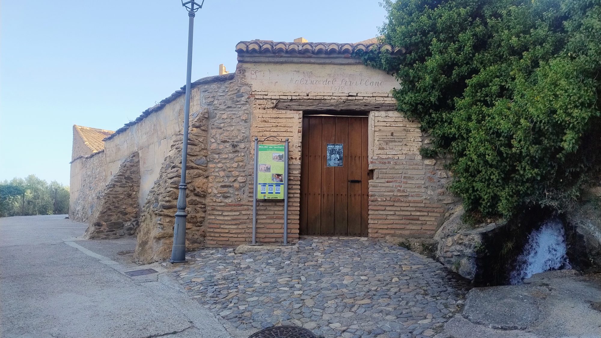 Interior del Molino del Sevillano con la maquinaria de molienda